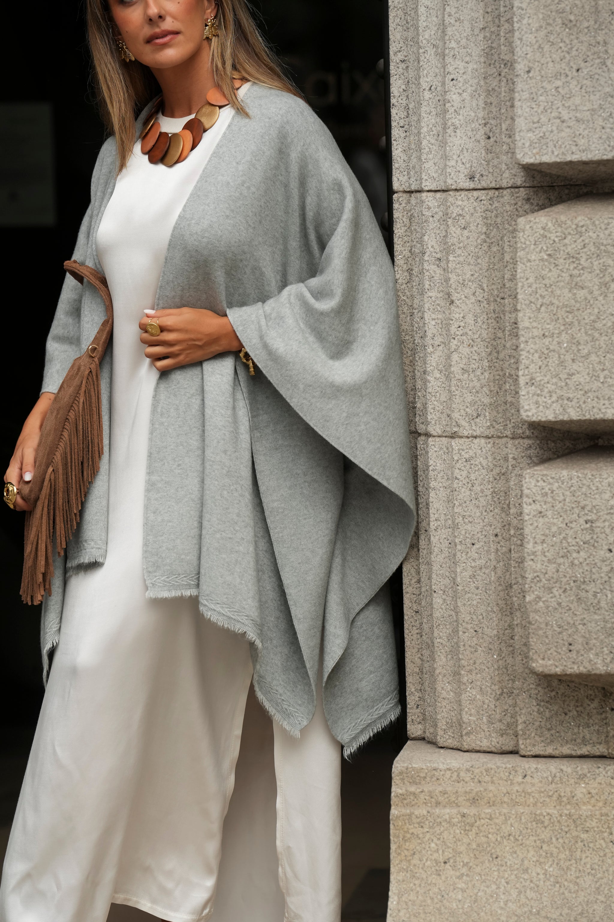 PONCHO LUCRÉCIA