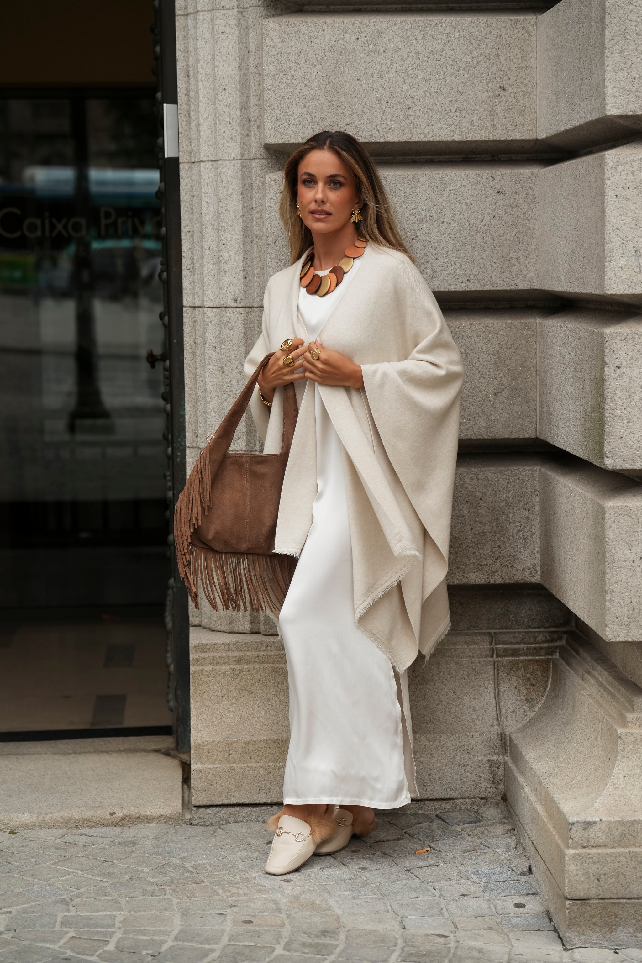 PONCHO LUCRÉCIA