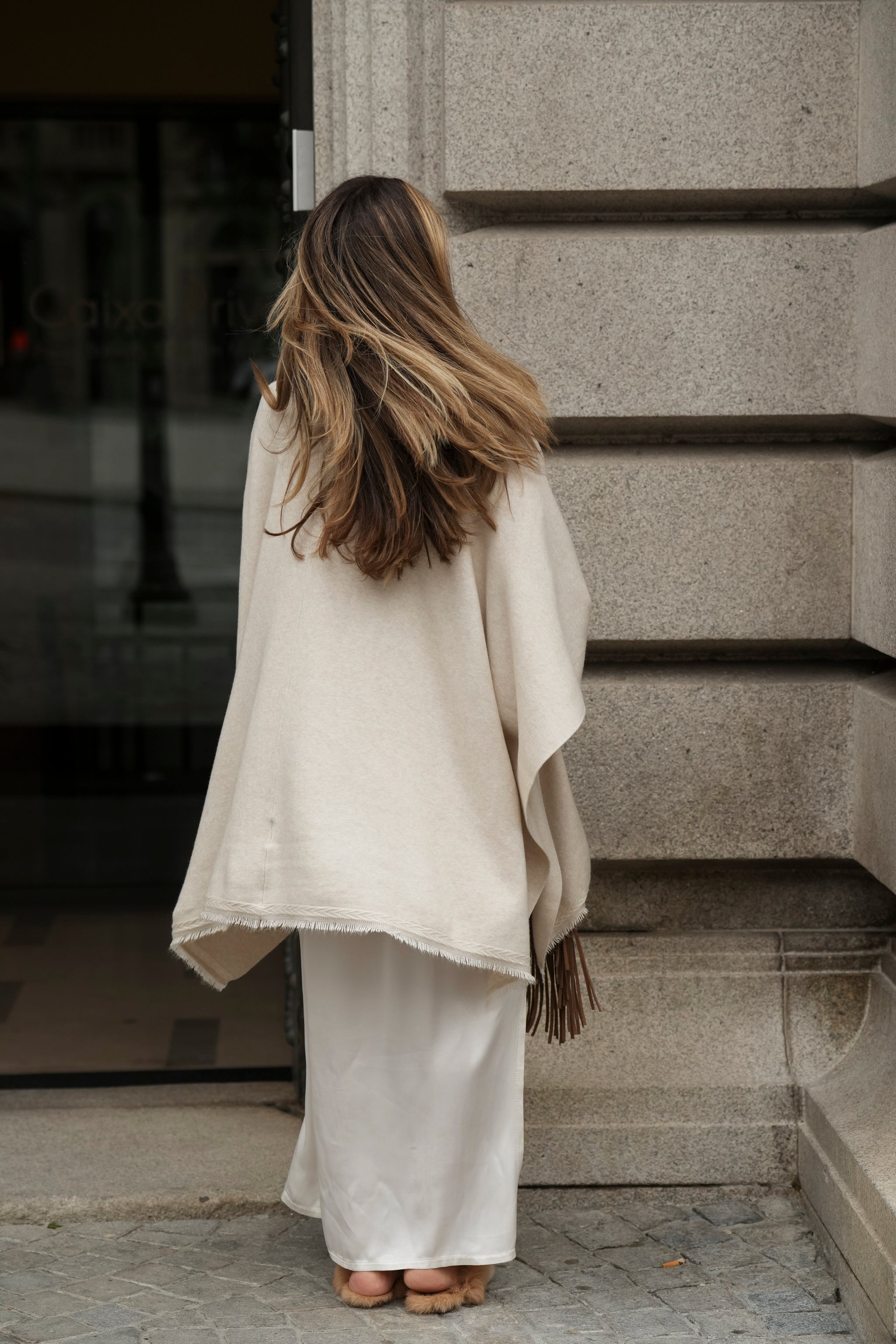 PONCHO LUCRÉCIA