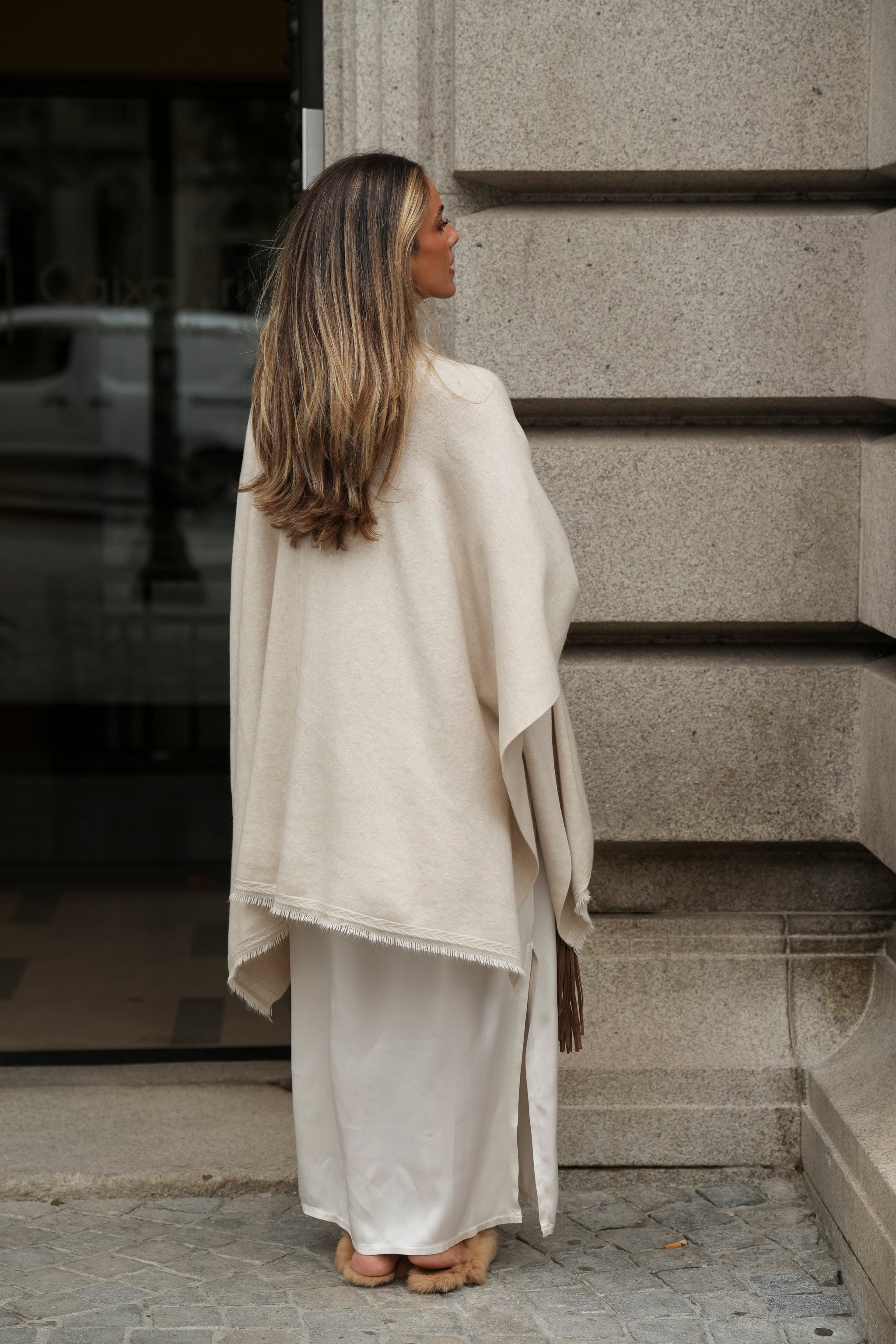 PONCHO LUCRÉCIA