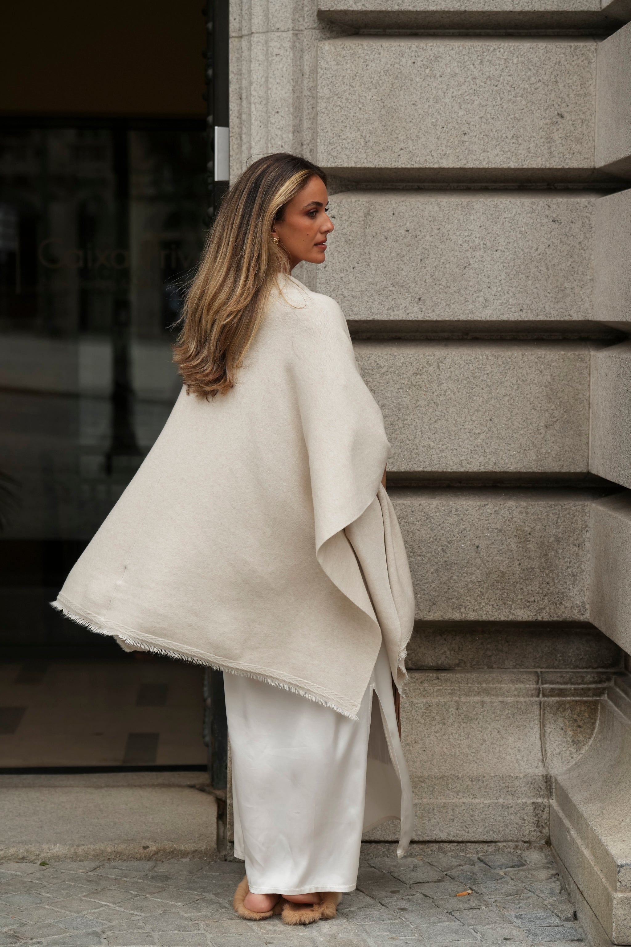 PONCHO LUCRÉCIA