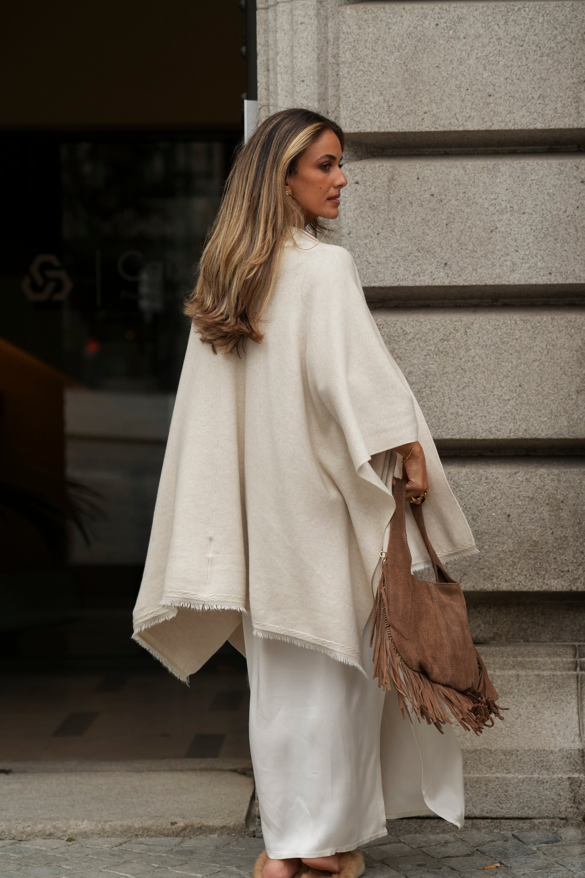 PONCHO LUCRÉCIA